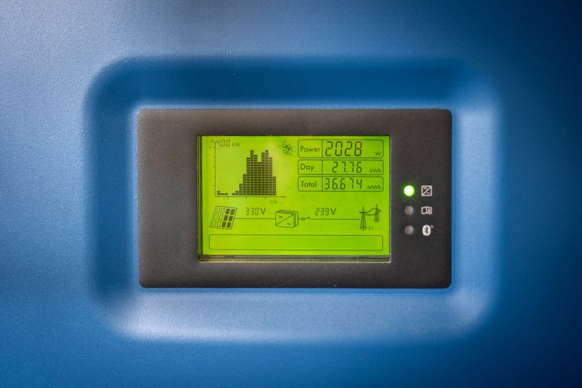 Pantalla de un equipo solar con lecturas de una instalación de referencia.
