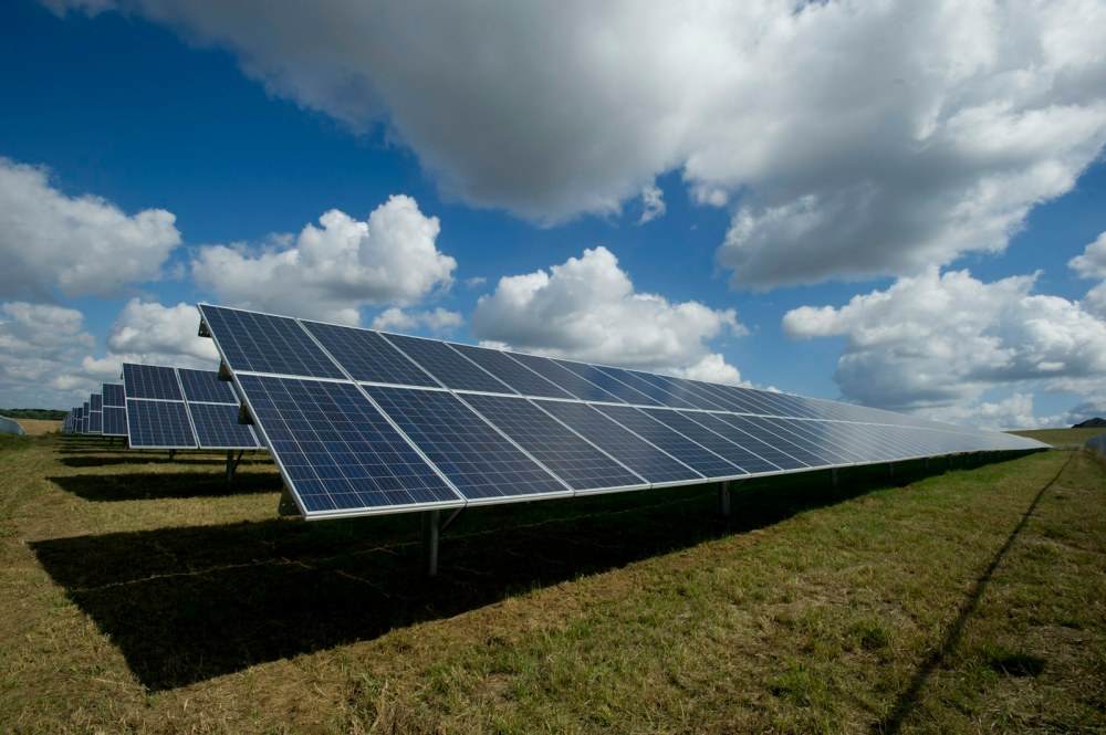 Instalación de paneles solares; fotografía de referencia.