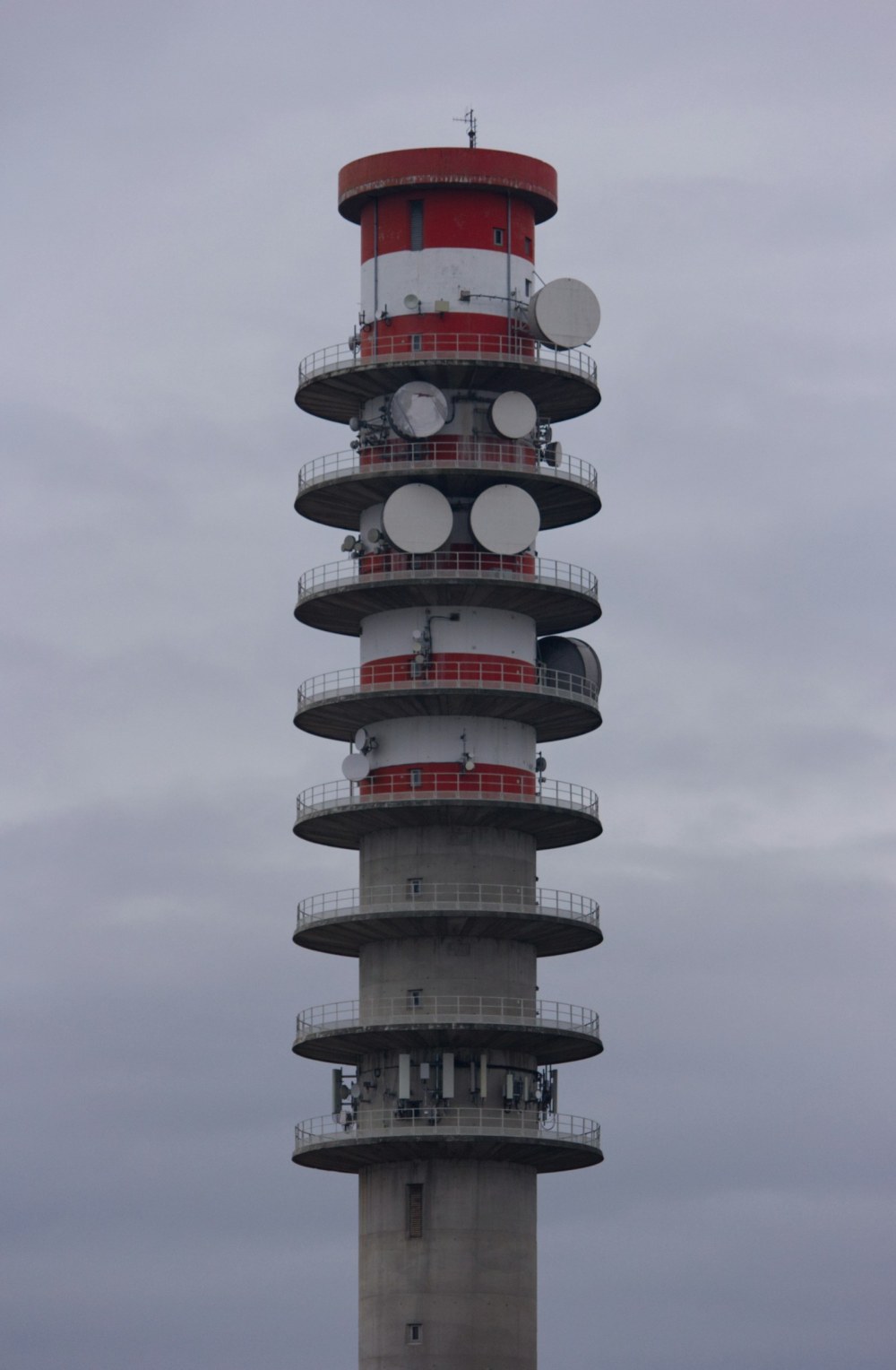Torre de telecomunicaciones; fotografía de referencia.