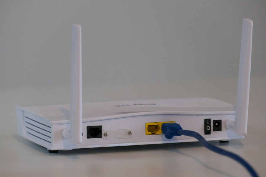 Router y cable Ethernet; fotografía ilustrativa de conectividad.