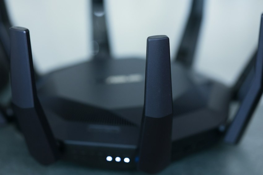 Router con antenas; referencia de conectividad en interiores.