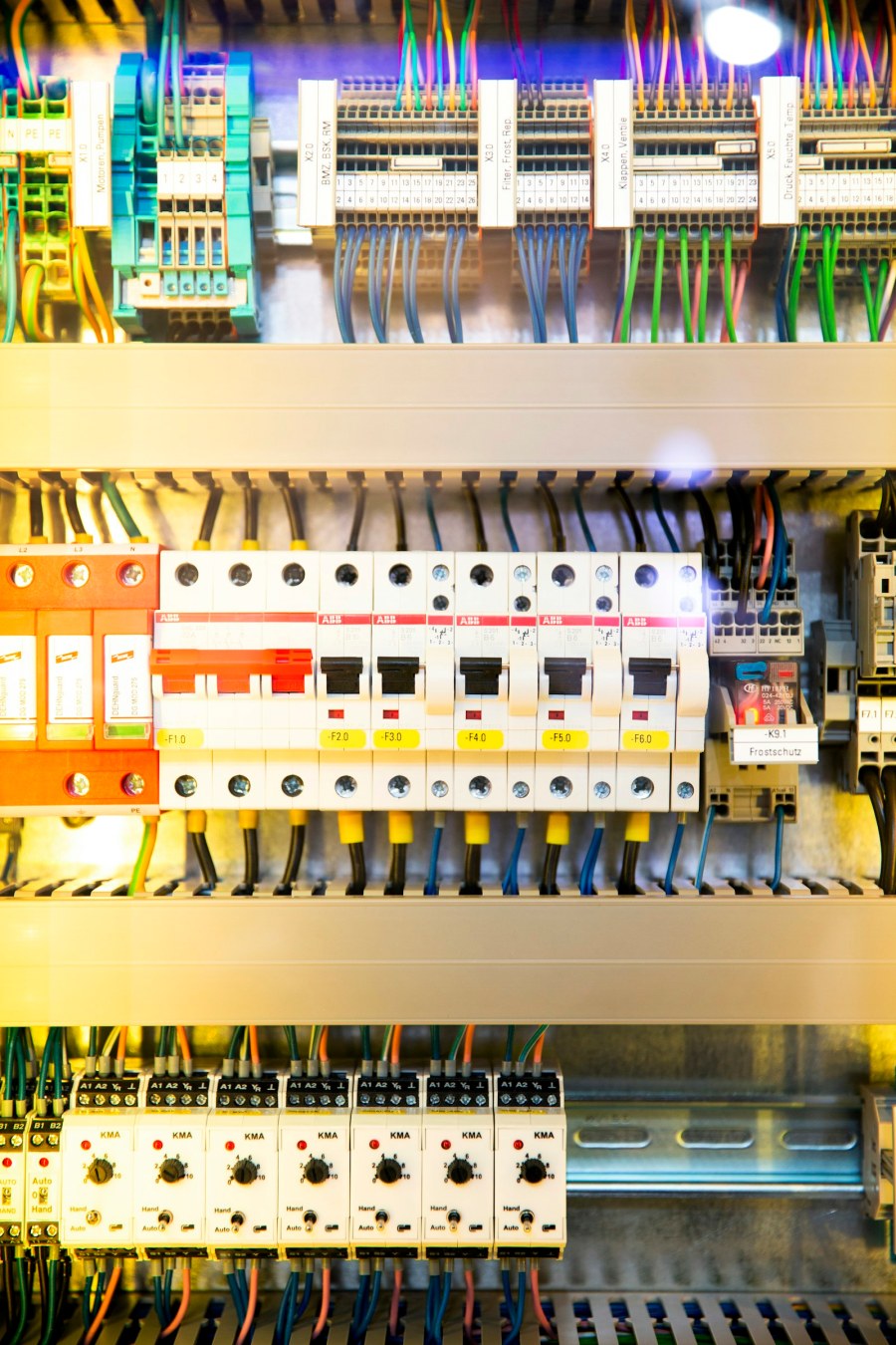 Tablero eléctrico; fotografía de referencia, no diagrama de conexión.