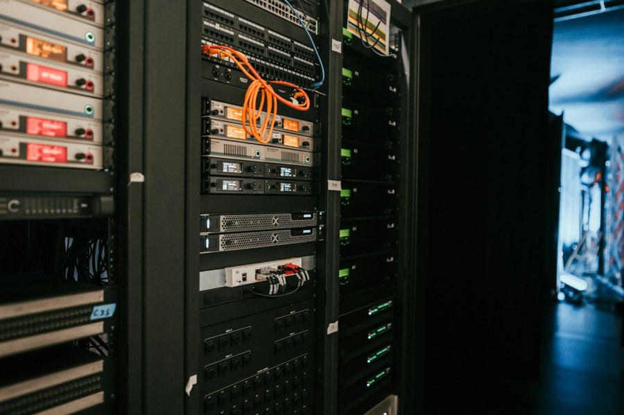Equipos de comunicaciones en un cuarto técnico; fotografía de referencia.
