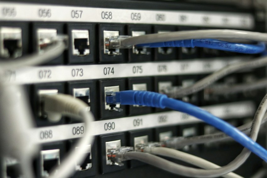 Conexiones Ethernet de equipos de red; fotografía ilustrativa.