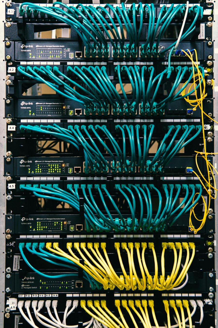 Rack con equipos y cableado; fotografía ilustrativa de infraestructura de red.