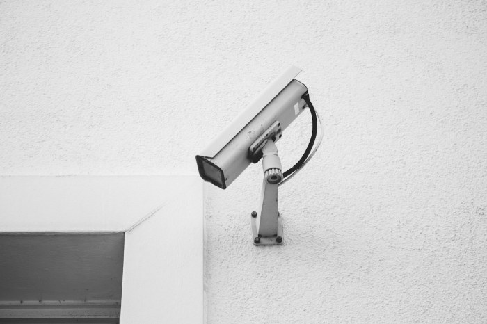 Cámara instalada sobre una pared; fotografía de referencia.