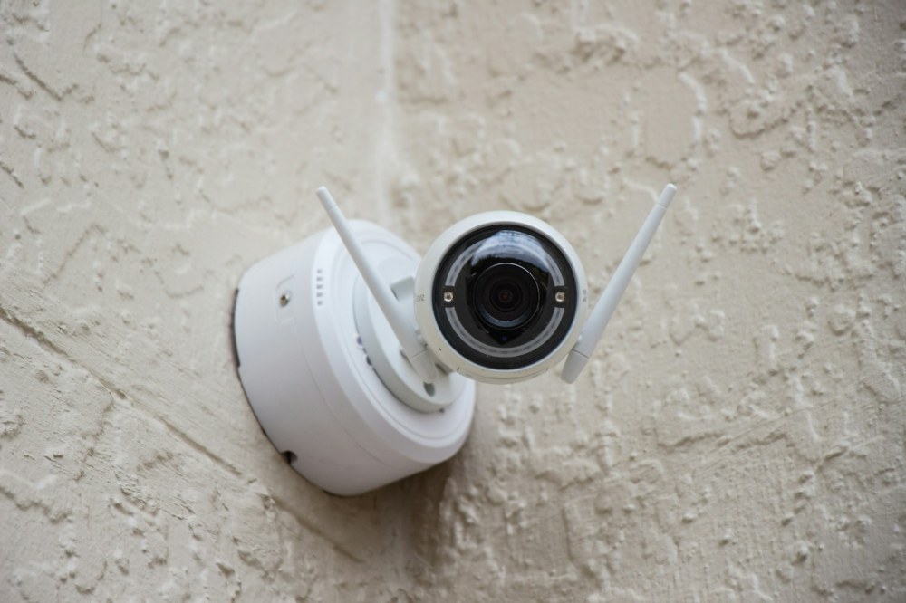 Cámara instalada en una pared; fotografía de referencia de supervisión.