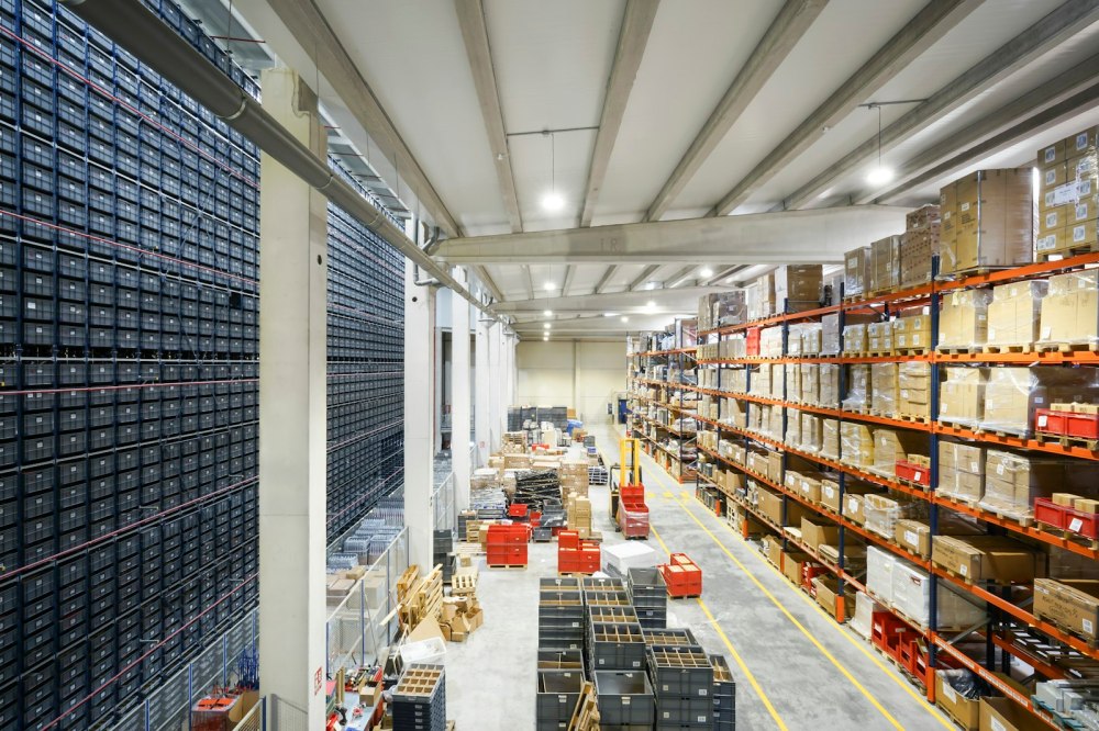 Bodega industrial y estanterías; contexto de operación de referencia.